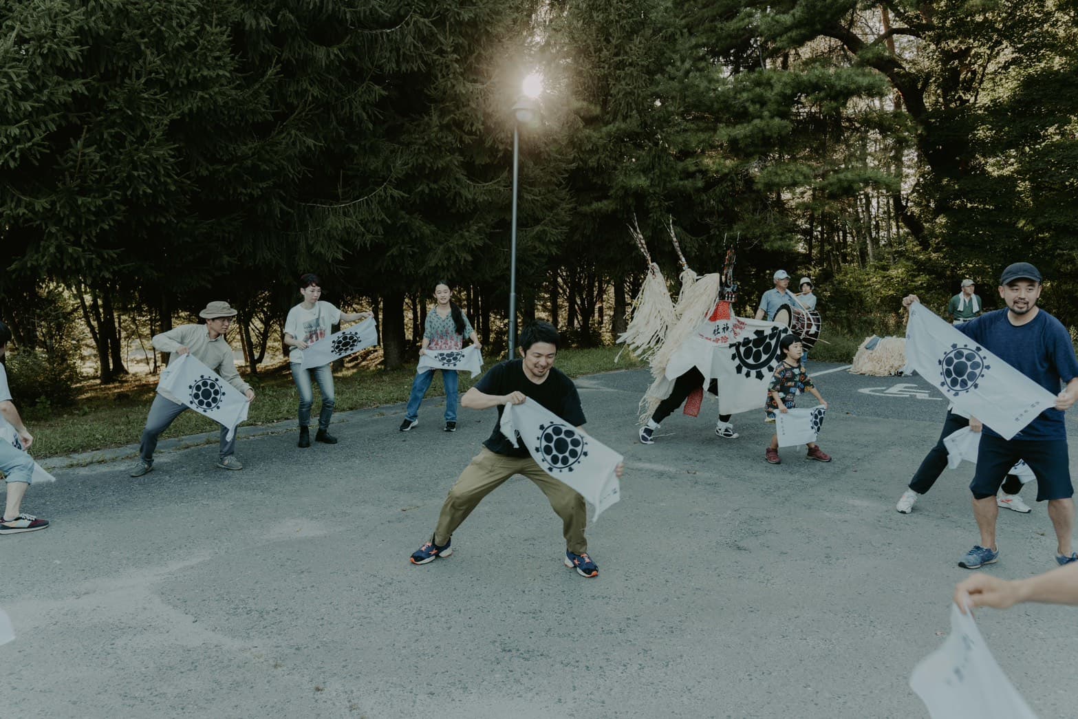 参加者がシシ踊りを体験する様子